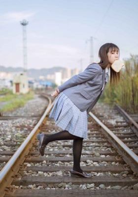 女性の乳頭を凸起しています